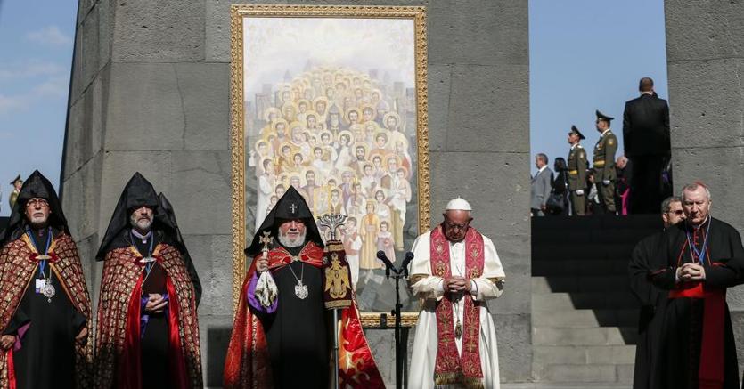  Papa Francesco e il Catholicos Karekin II al memoriale del genocidio armeno di Tzitzernakaberd 